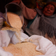 Una mujer vende semillas de quinoa en un mercado de La Paz, Bolivia. Imagen: Juan Karita / AP